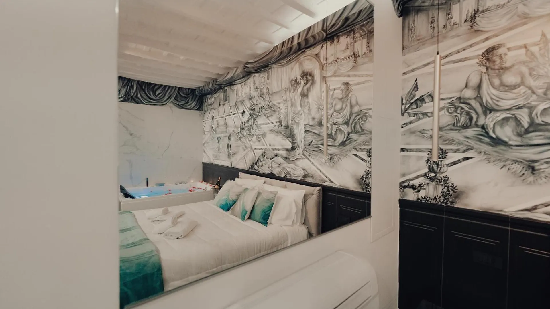 Mirror Suite Roma Jacuzzi Colosseo Monti Bed & Breakfast