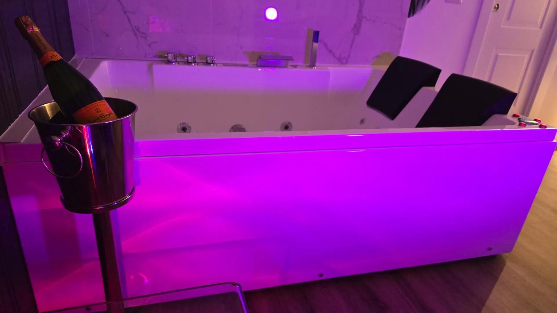 Mirror Suite Roma Jacuzzi Colosseo Monti לינה וארוחת בוקר רומא