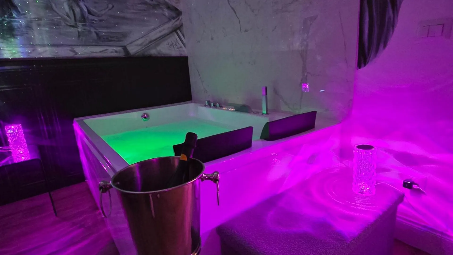 Mirror Suite Roma Jacuzzi Colosseo Monti Bed & Breakfast
